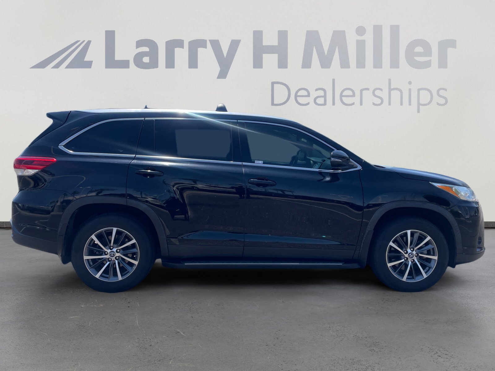 Used 2019 Toyota Highlander XLE FWD image 6