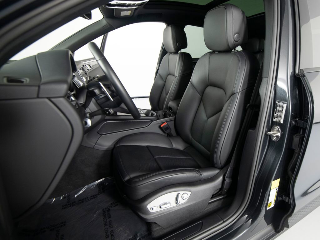 Certified 2025 Porsche Macan image 5