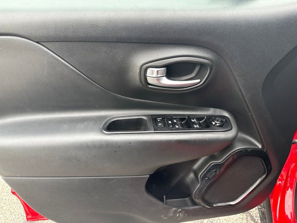 Used 2022 Jeep Renegade Altitude AWD/4WD image 10