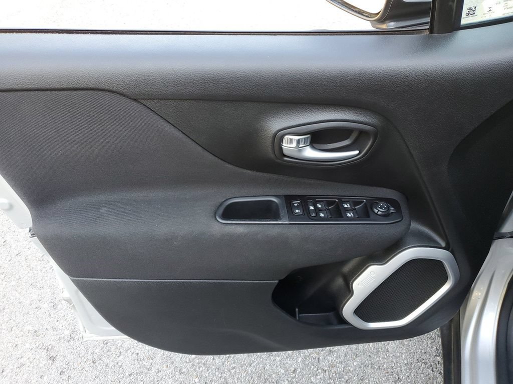 Used 2021 Jeep Renegade Latitude FWD image 14