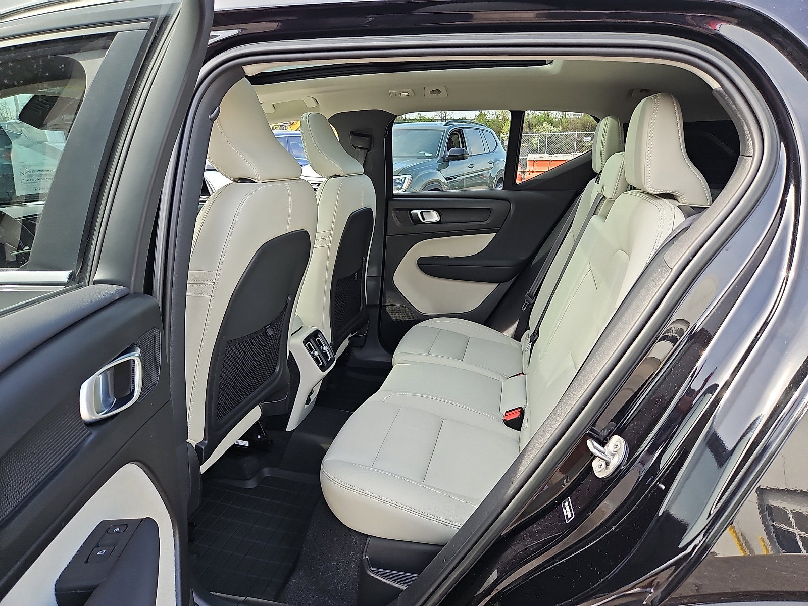 Certified 2023 Volvo XC40 B5 Plus w/ Climate Package image 10