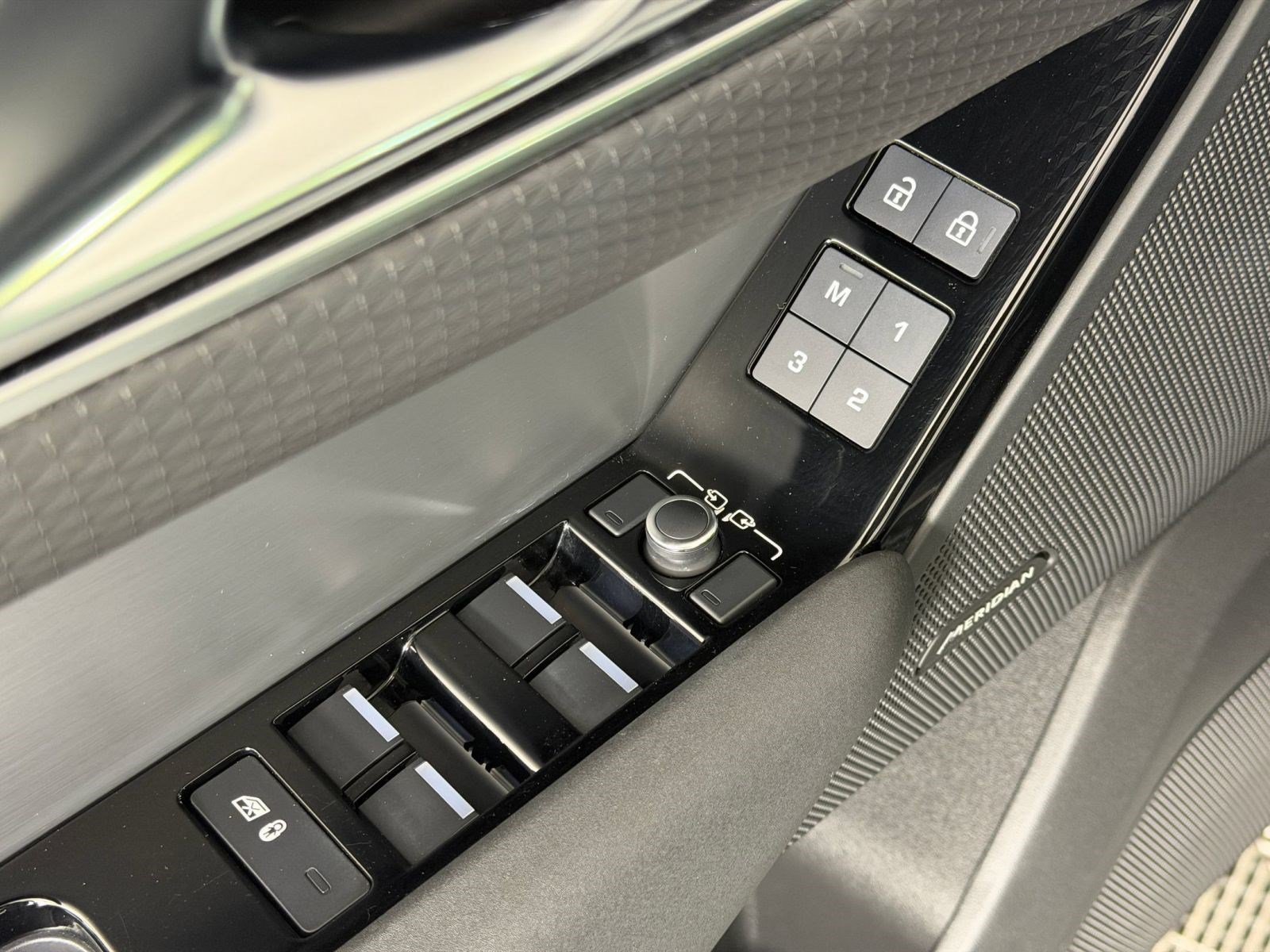 Used 2023 Land Rover Range Rover Velar R-Dynamic S AWD/4WD image 27
