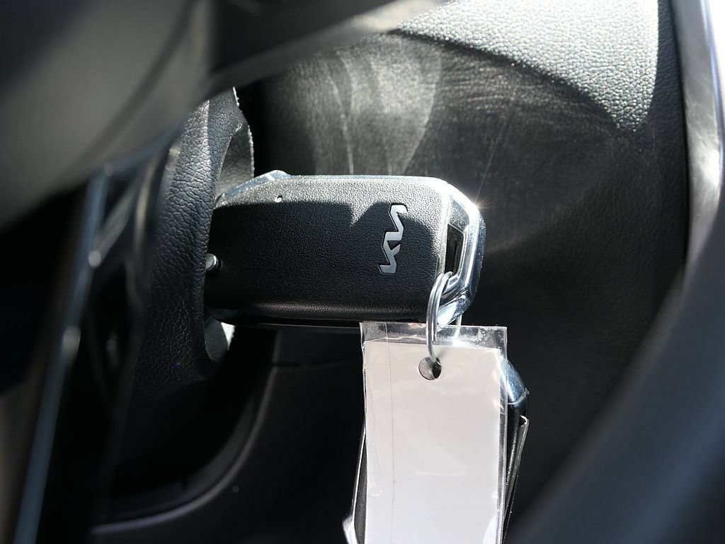 Used 2023 Kia Sorento LX FWD image 16