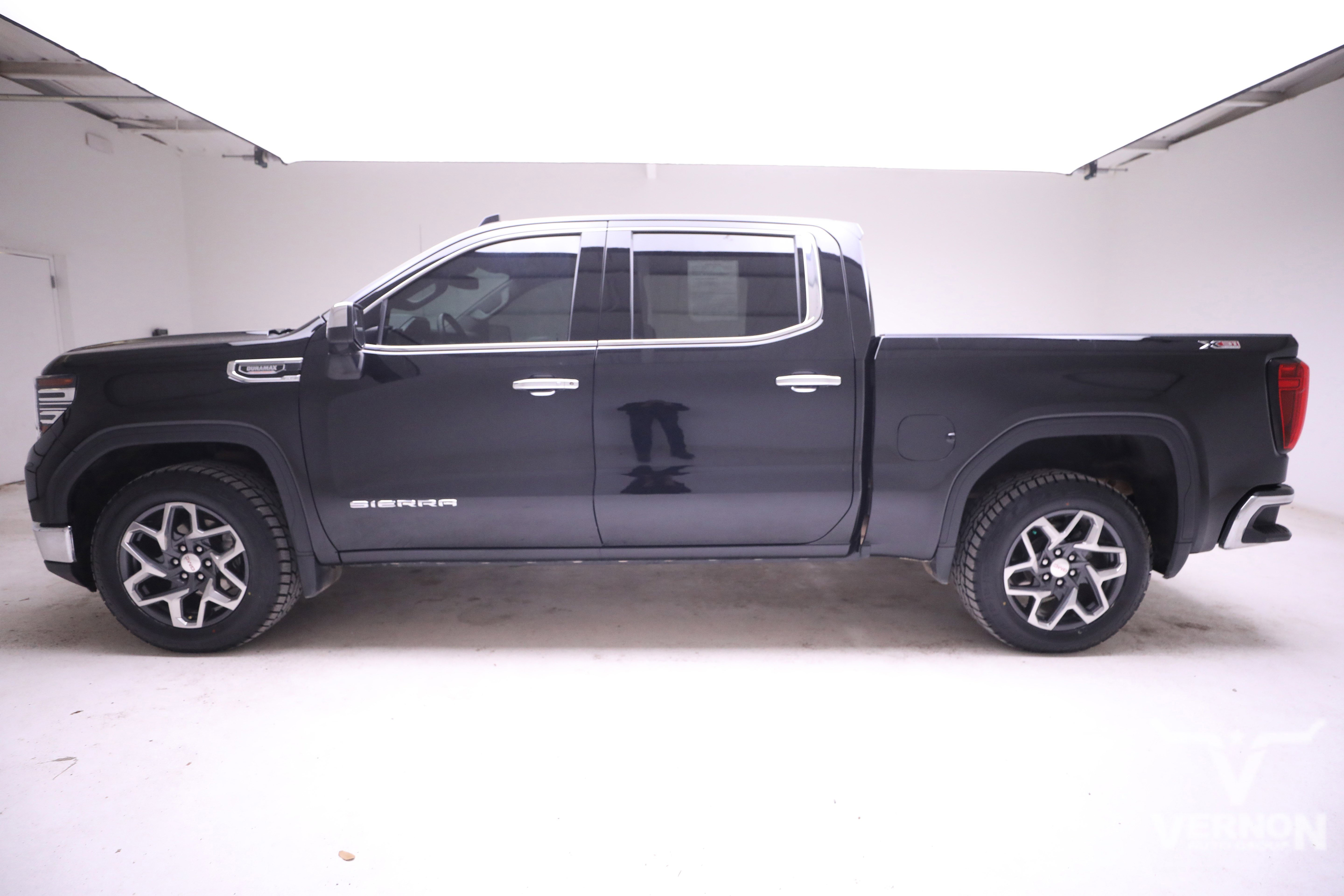 Used 2023 GMC Sierra 1500 SLT w/ SLT Premium Package image 2
