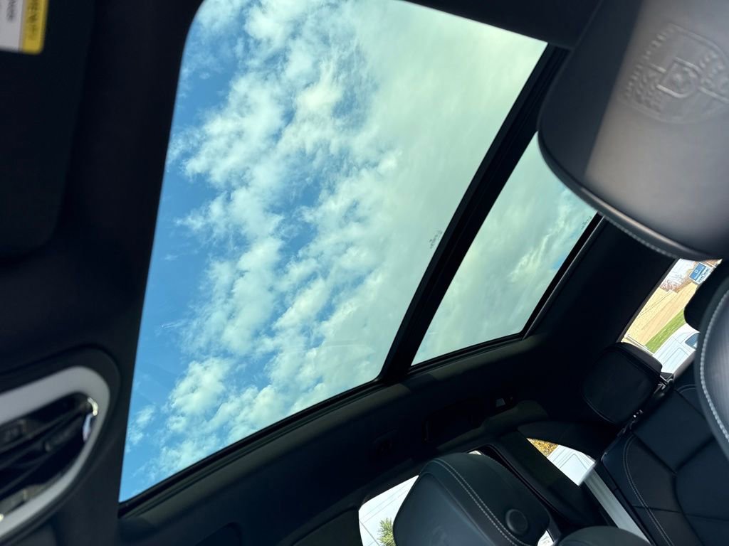 Used 2025 Porsche Macan Base image 21