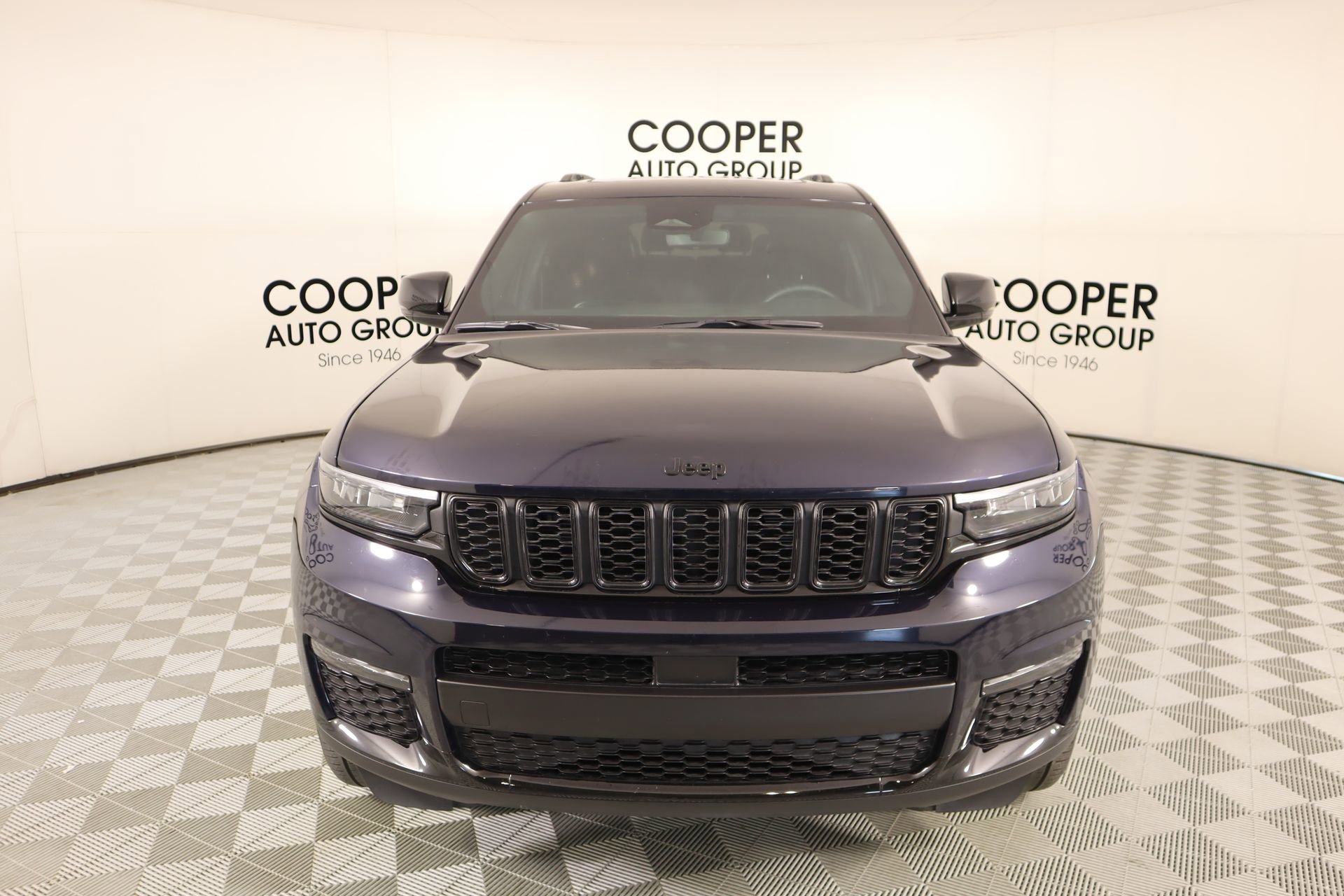 Used 2024 Jeep Grand Cherokee L Limited w/ Black Appearance Package image 10