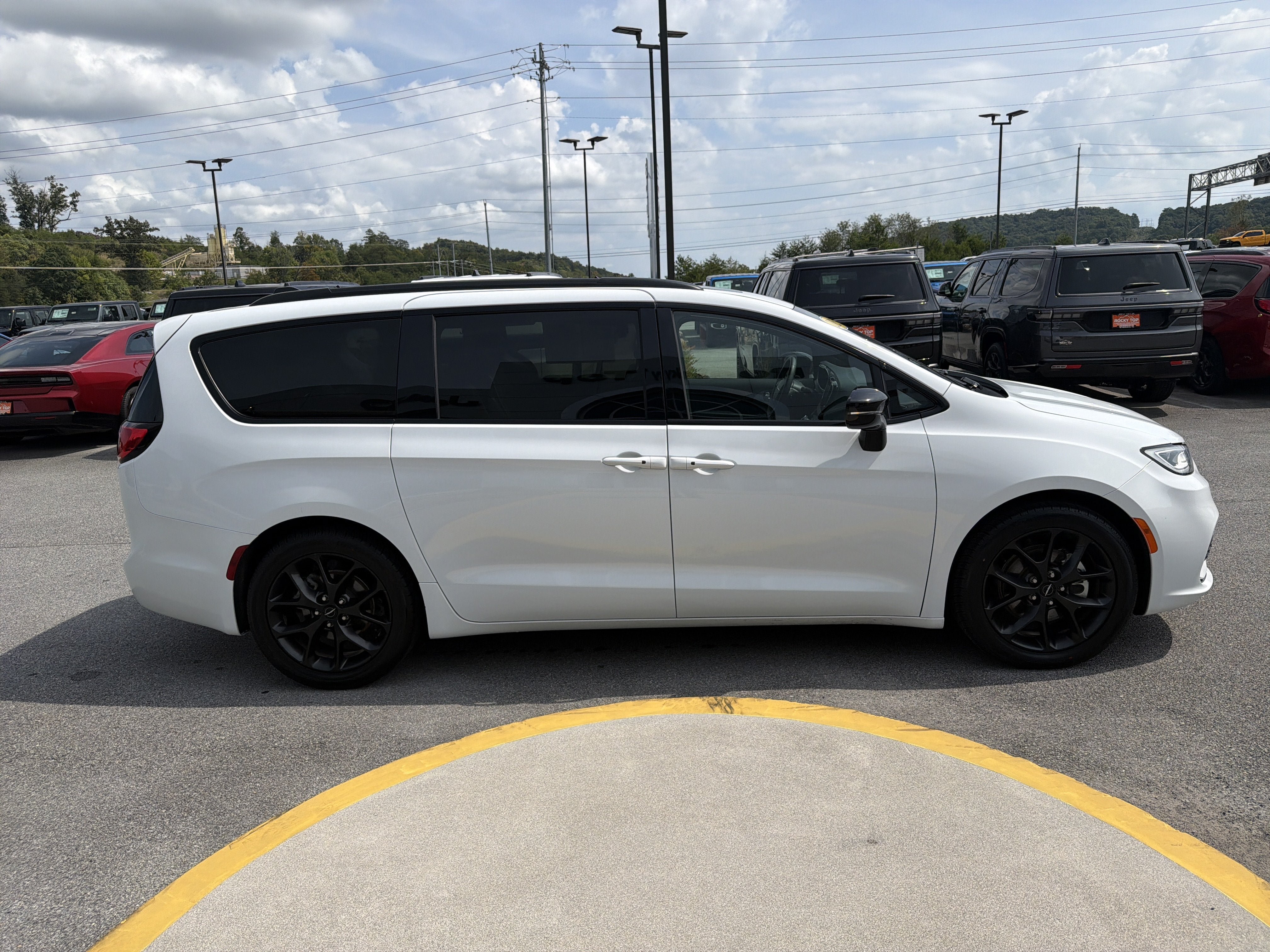 Used 2025 Chrysler Pacifica Limited FWD image 7