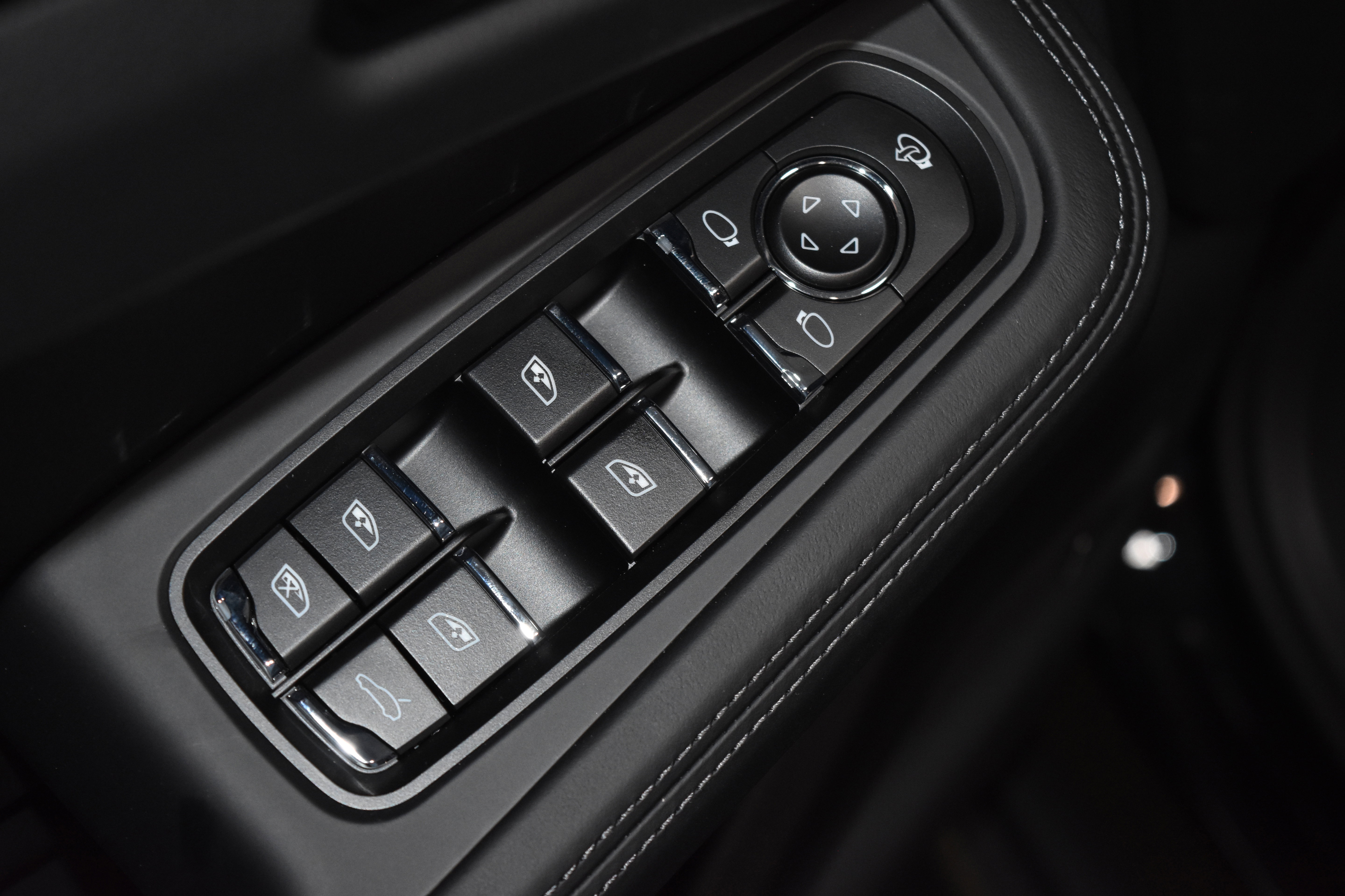 New 2025 Porsche Macan image 8