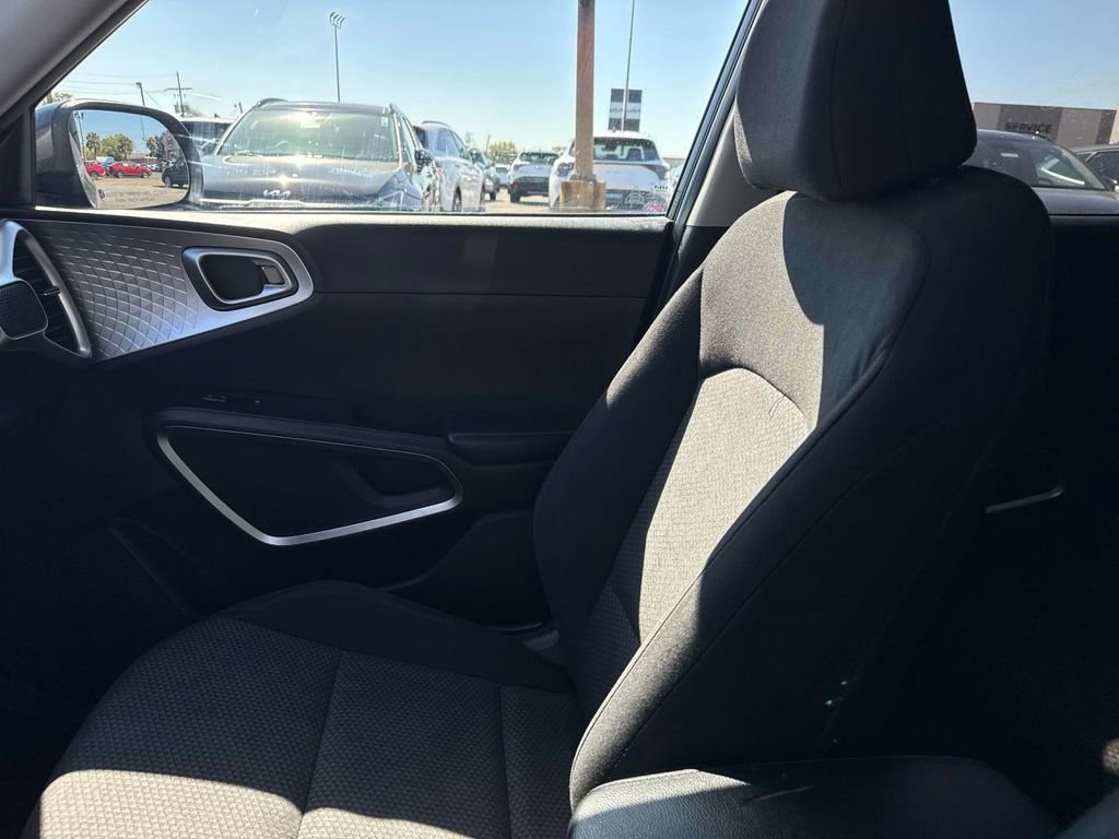 Used 2023 Kia Soul LX w/ LX Technology Package image 19