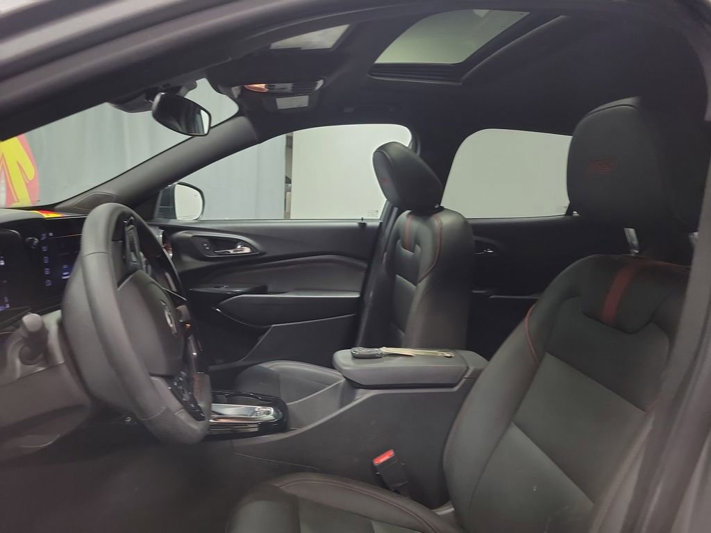 Used 2025 Chevrolet Trax RS w/ Sunroof Package image 12