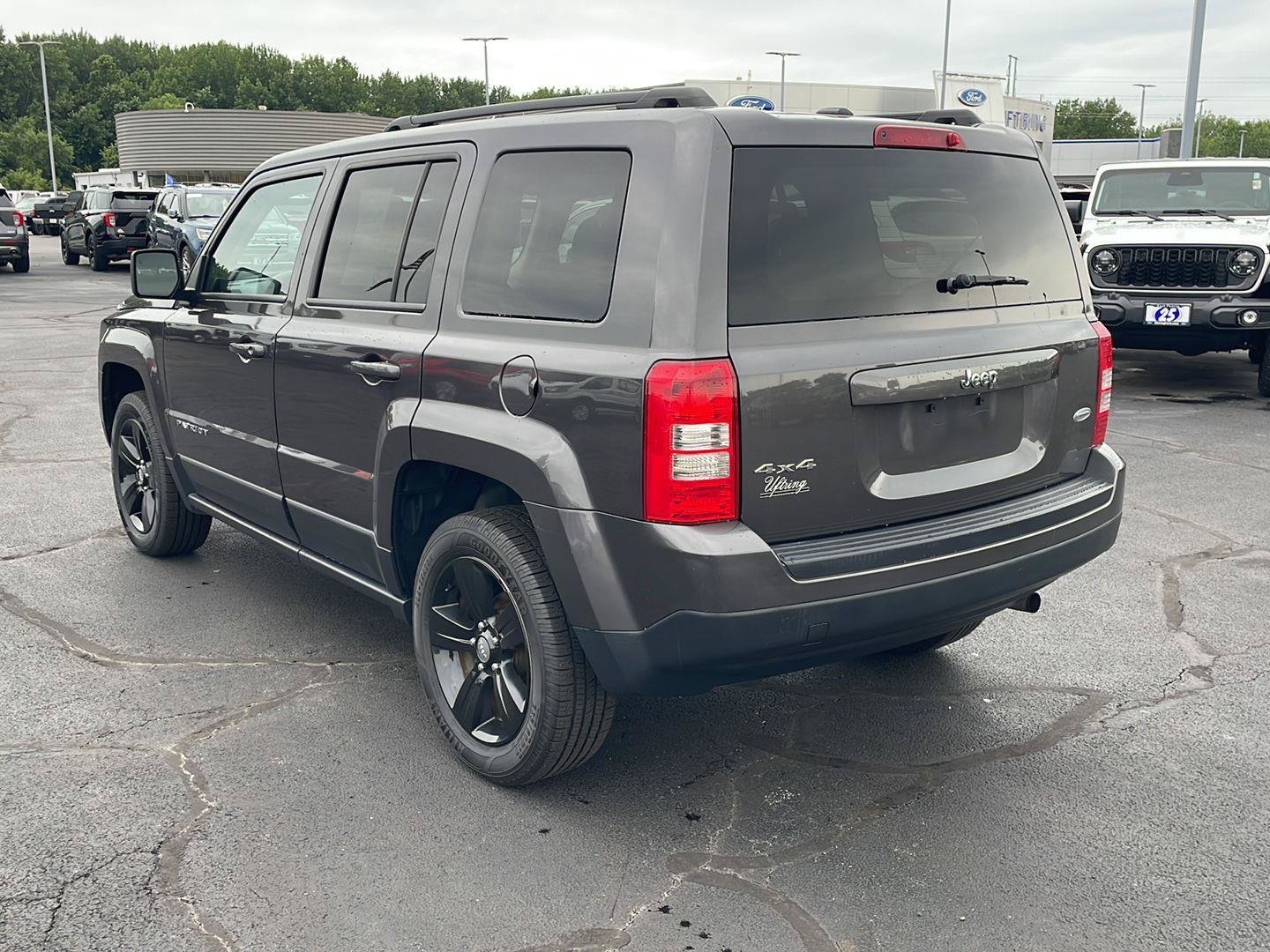 Used 2017 Jeep Patriot Latitude AWD/4WD image 3