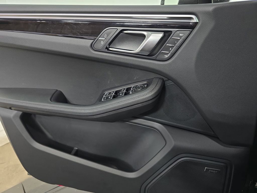 Certified 2025 Porsche Macan image 22