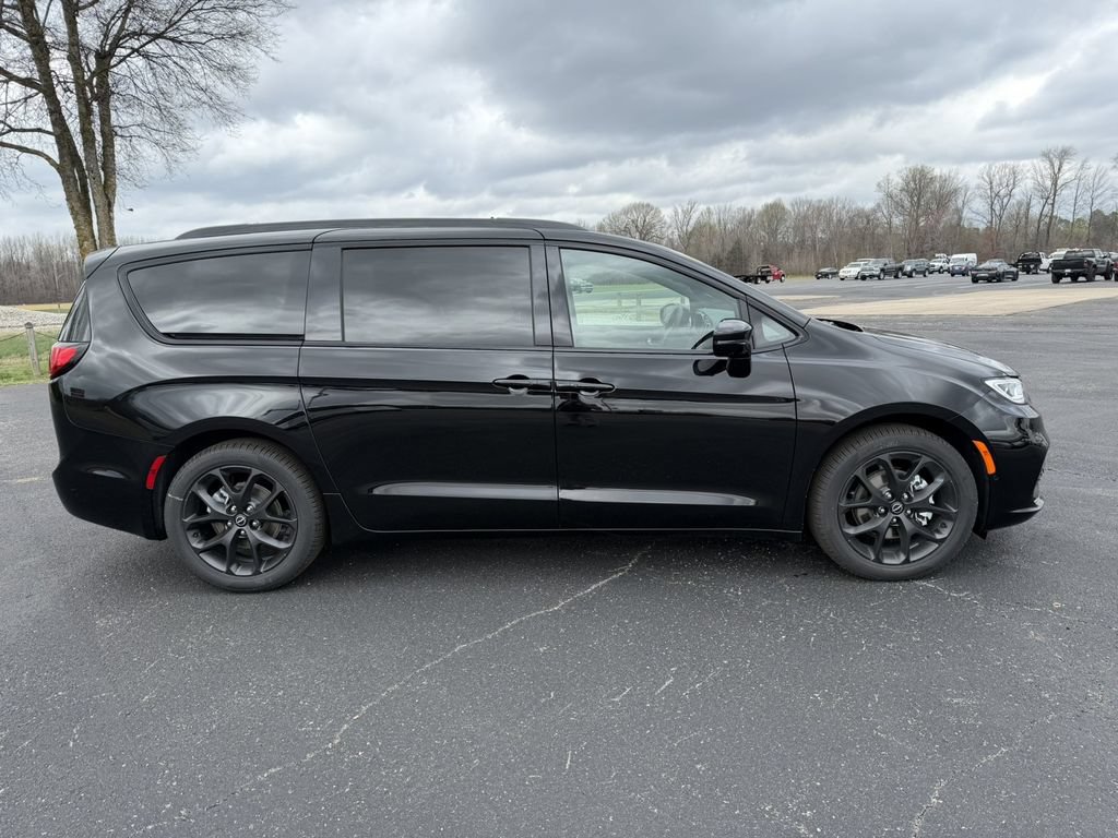 New 2026 Chrysler Pacifica Select w/ S Appearance Package FWD image 6