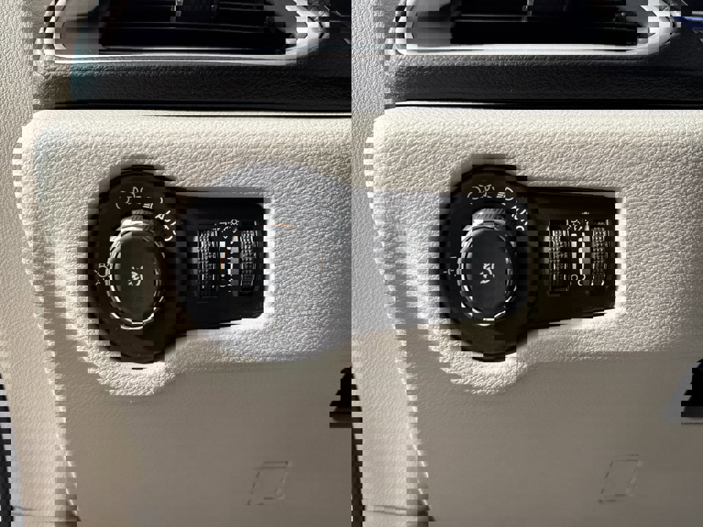 Used 2017 Chrysler Pacifica Touring-L image 30