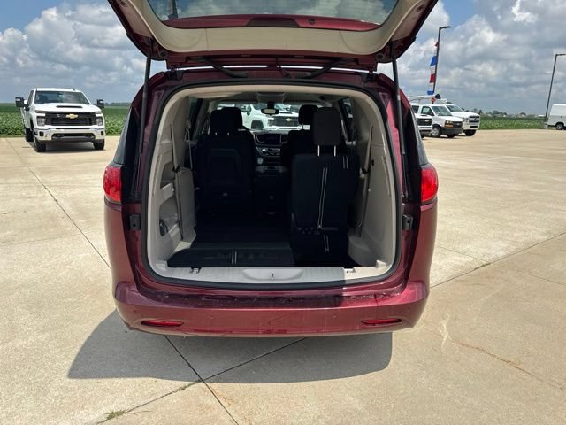 Used 2017 Chrysler Pacifica Touring FWD image 10