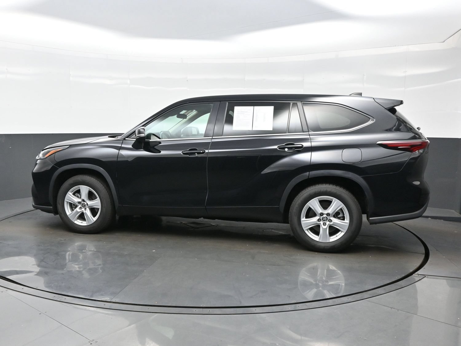 Used 2024 Toyota Highlander LE FWD image 3