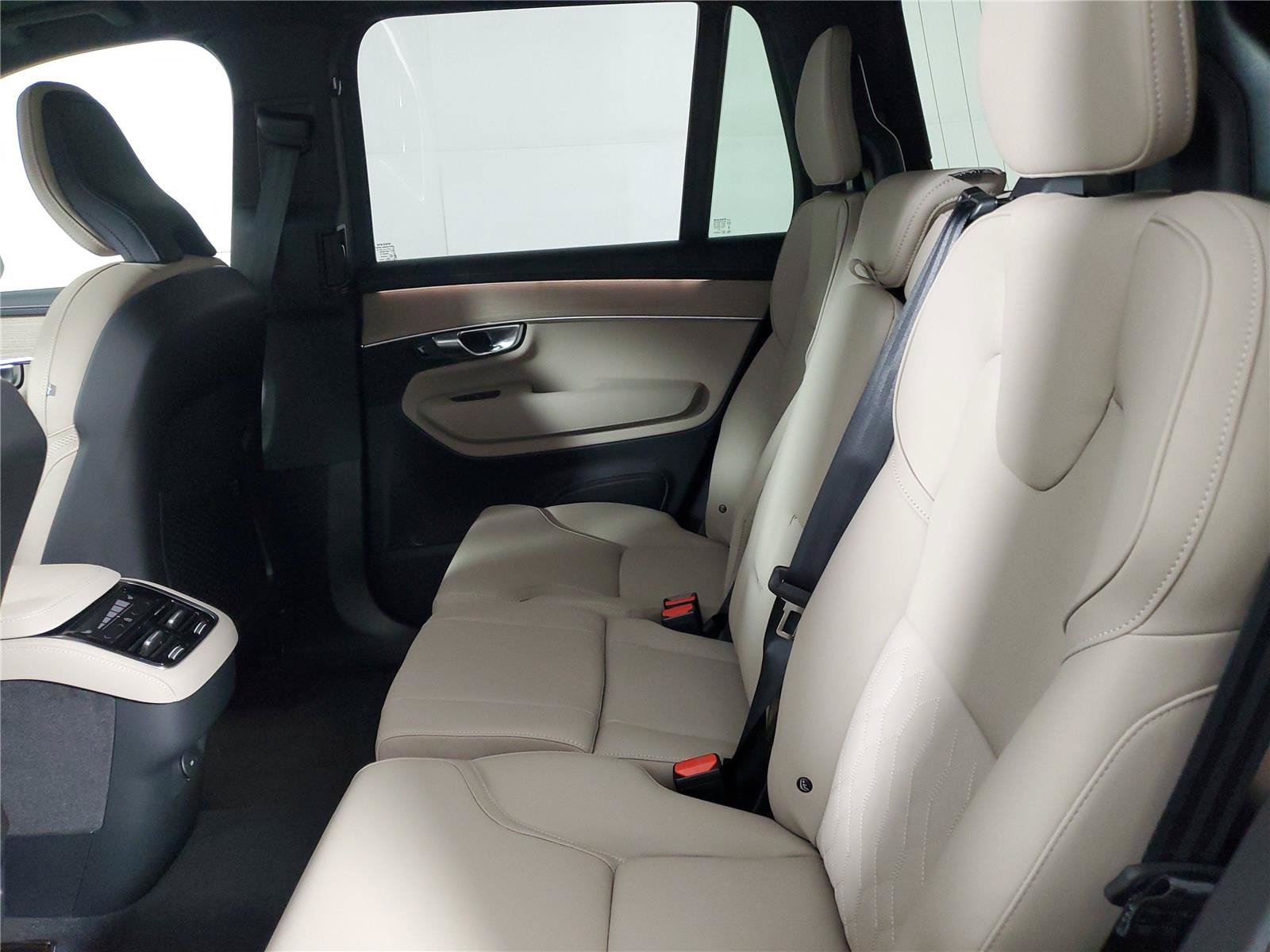New 2026 Volvo XC90 B6 Plus w/ Protection Package Premier AWD/4WD image 12