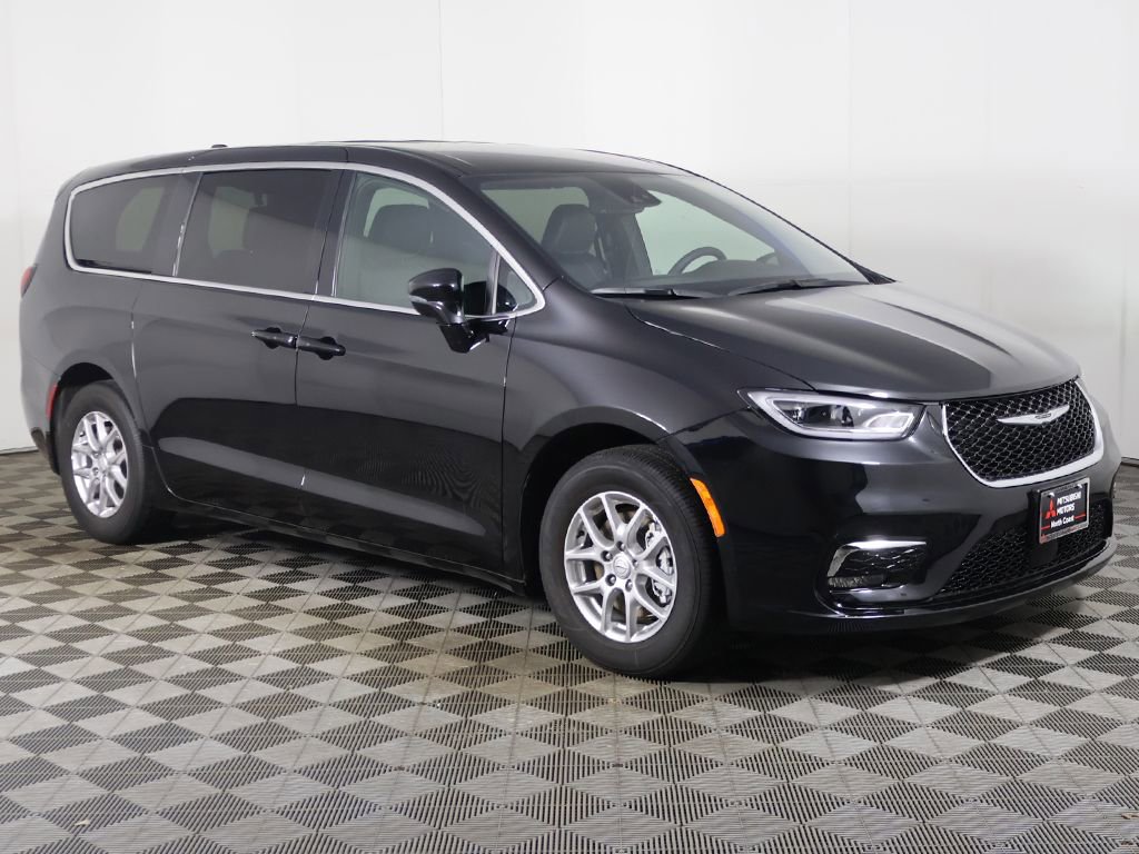 Used 2025 Chrysler Pacifica Select image 11