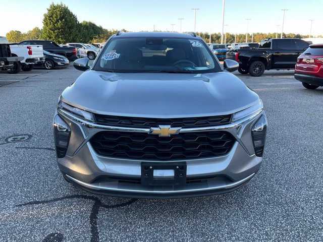 Used 2026 Chevrolet Trax LT FWD image 2