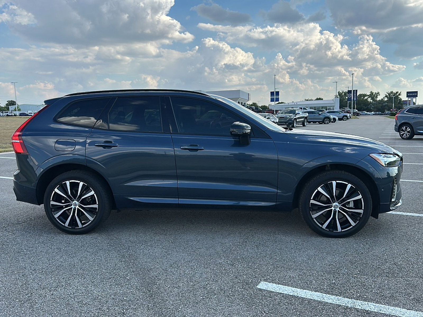 Used 2023 Volvo XC60 B5 Plus w/ Climate Package image 9