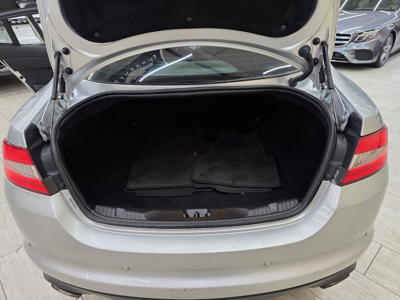 Used 2014 Jaguar XF RWD image 13