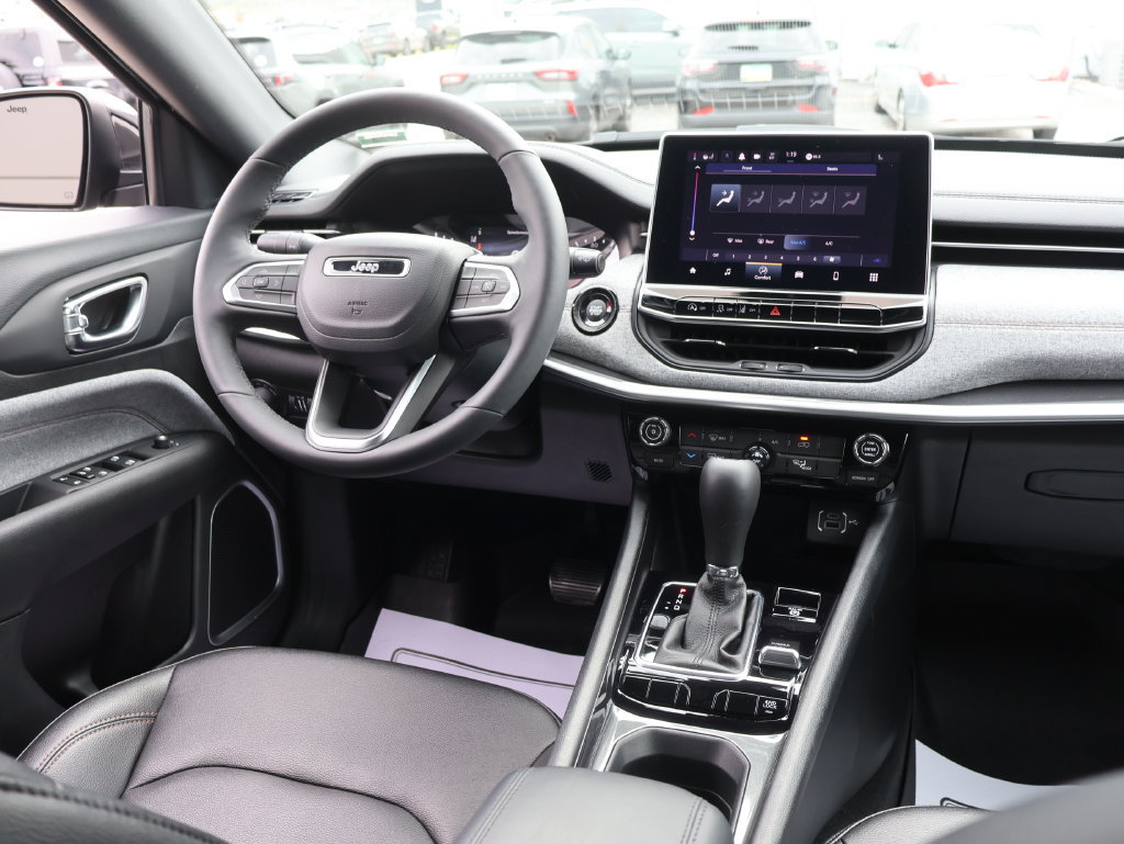 Used 2024 Jeep Compass Latitude AWD/4WD image 12