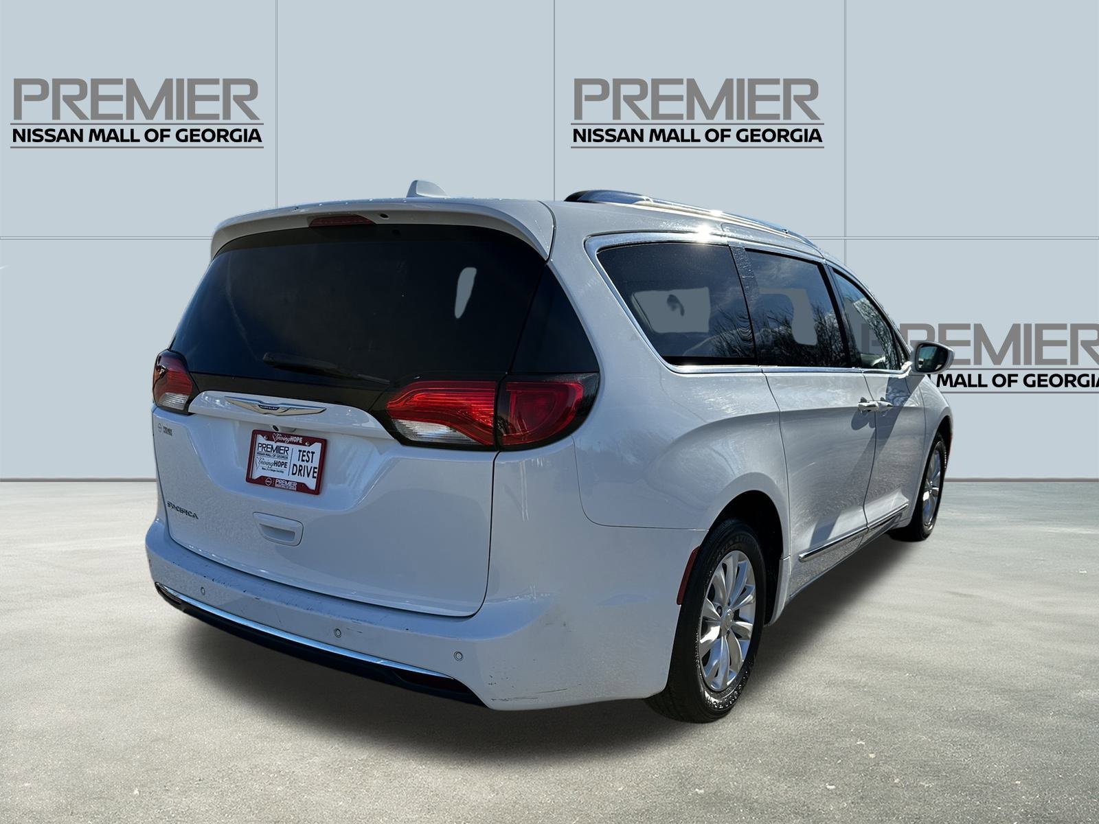 Used 2018 Chrysler Pacifica Touring-L image 5