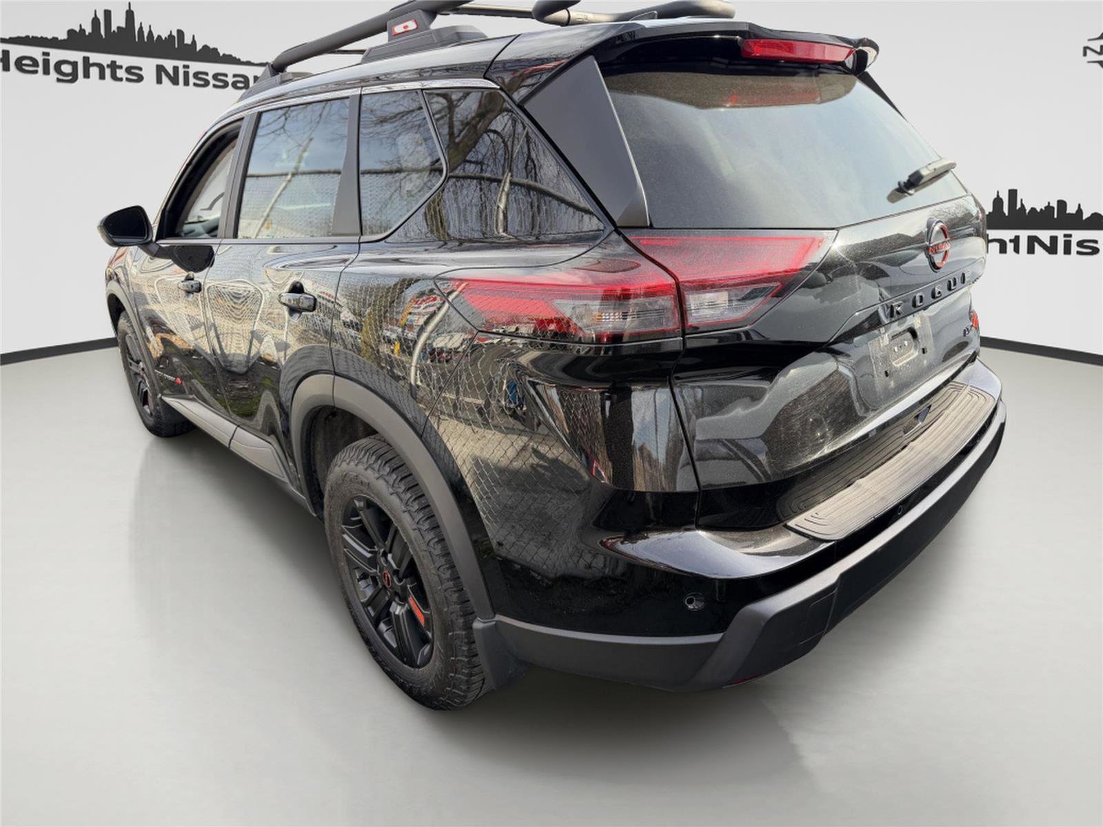 Used 2025 Nissan Rogue SV image 2