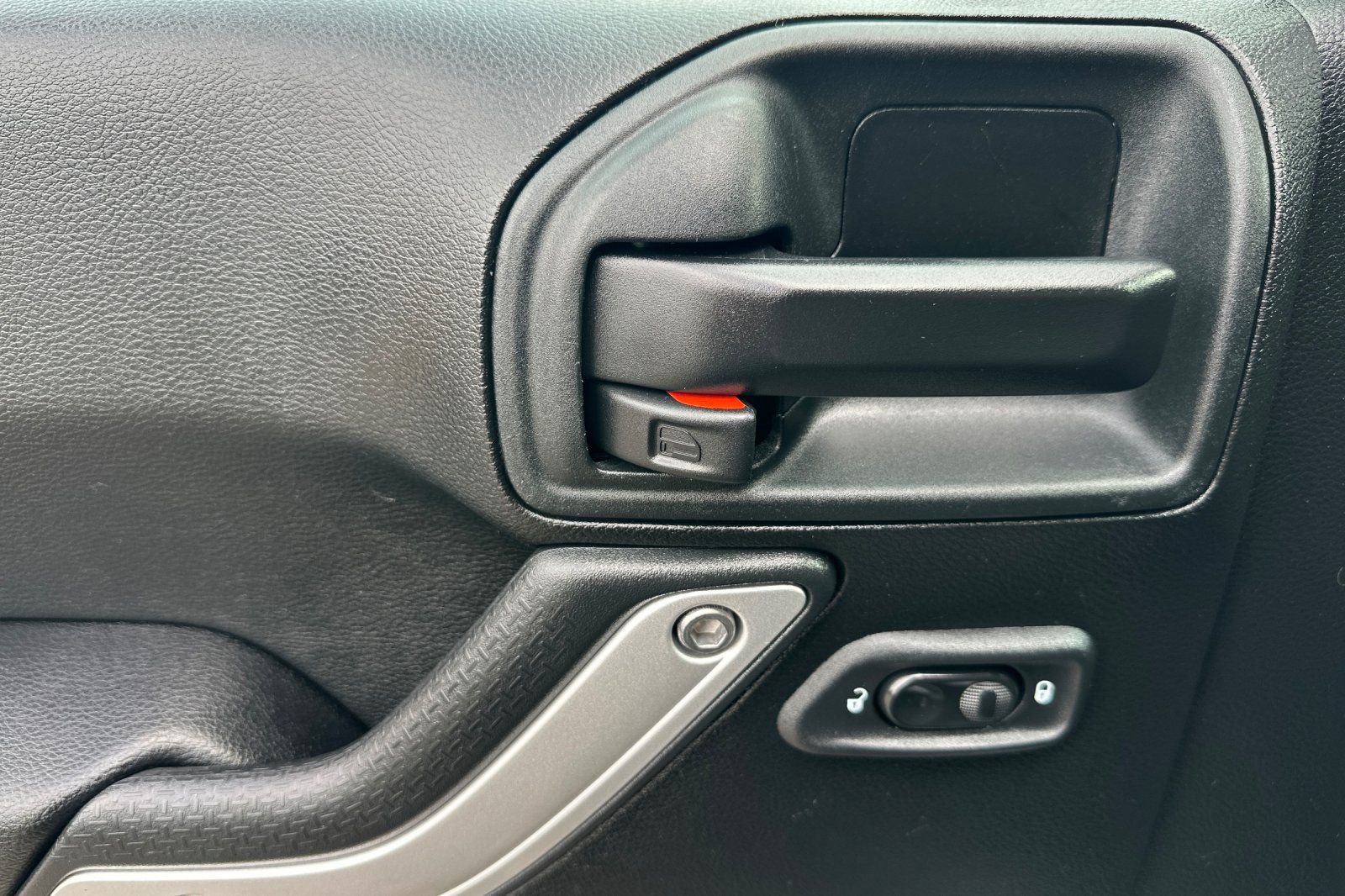 Used 2018 Jeep Wrangler Unlimited Rubicon w/ Connectivity Group image 11