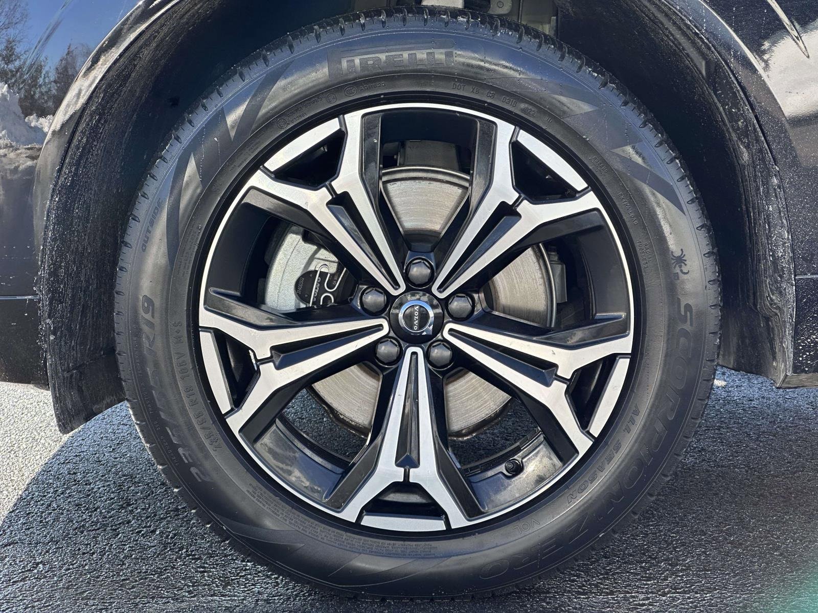 Used 2022 Volvo XC60 B5 Momentum w/ Climate Package image 7