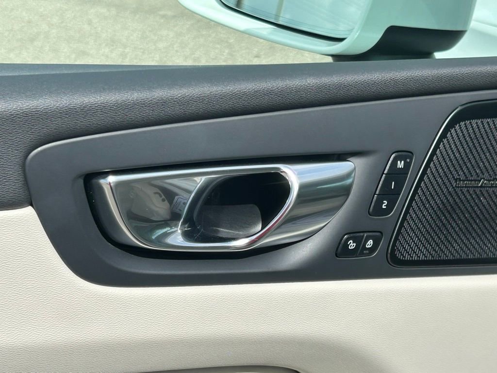 Used 2023 Volvo XC60 B5 Plus image 63