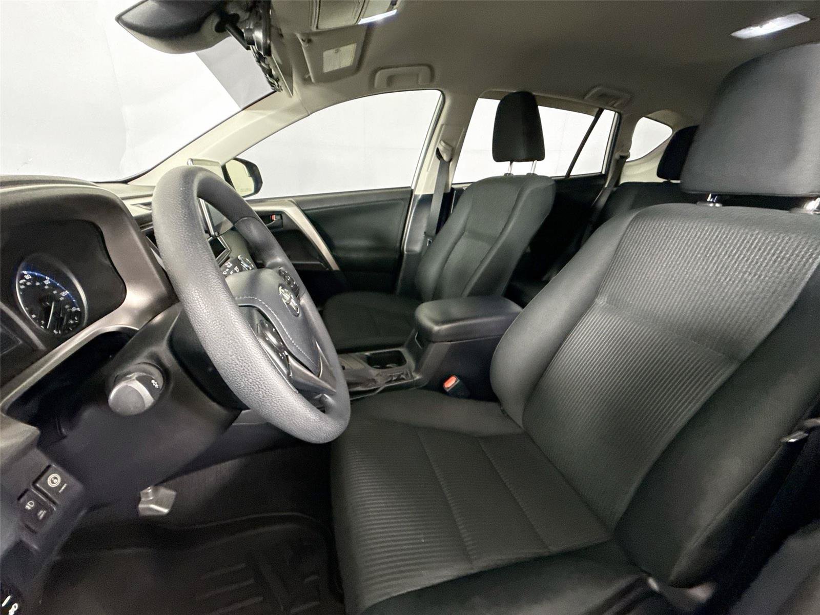 Used 2018 Toyota RAV4 LE FWD image 3
