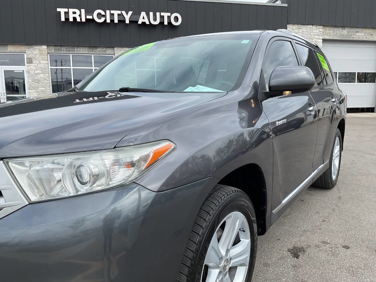 Used 2012 Toyota Highlander Limited w/ Tow Pkg AWD/4WD image 2