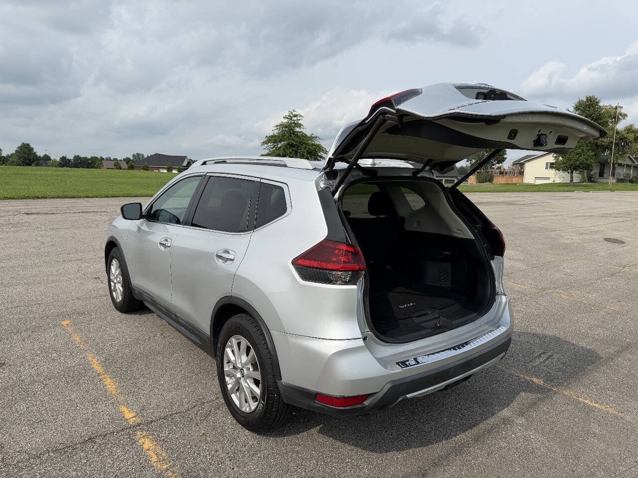 Used 2018 Nissan Rogue SV FWD image 4