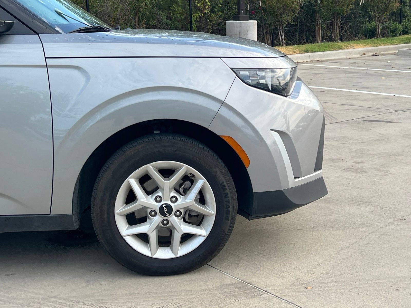 Used 2025 Kia Soul LX w/ LX Technology Package FWD image 7