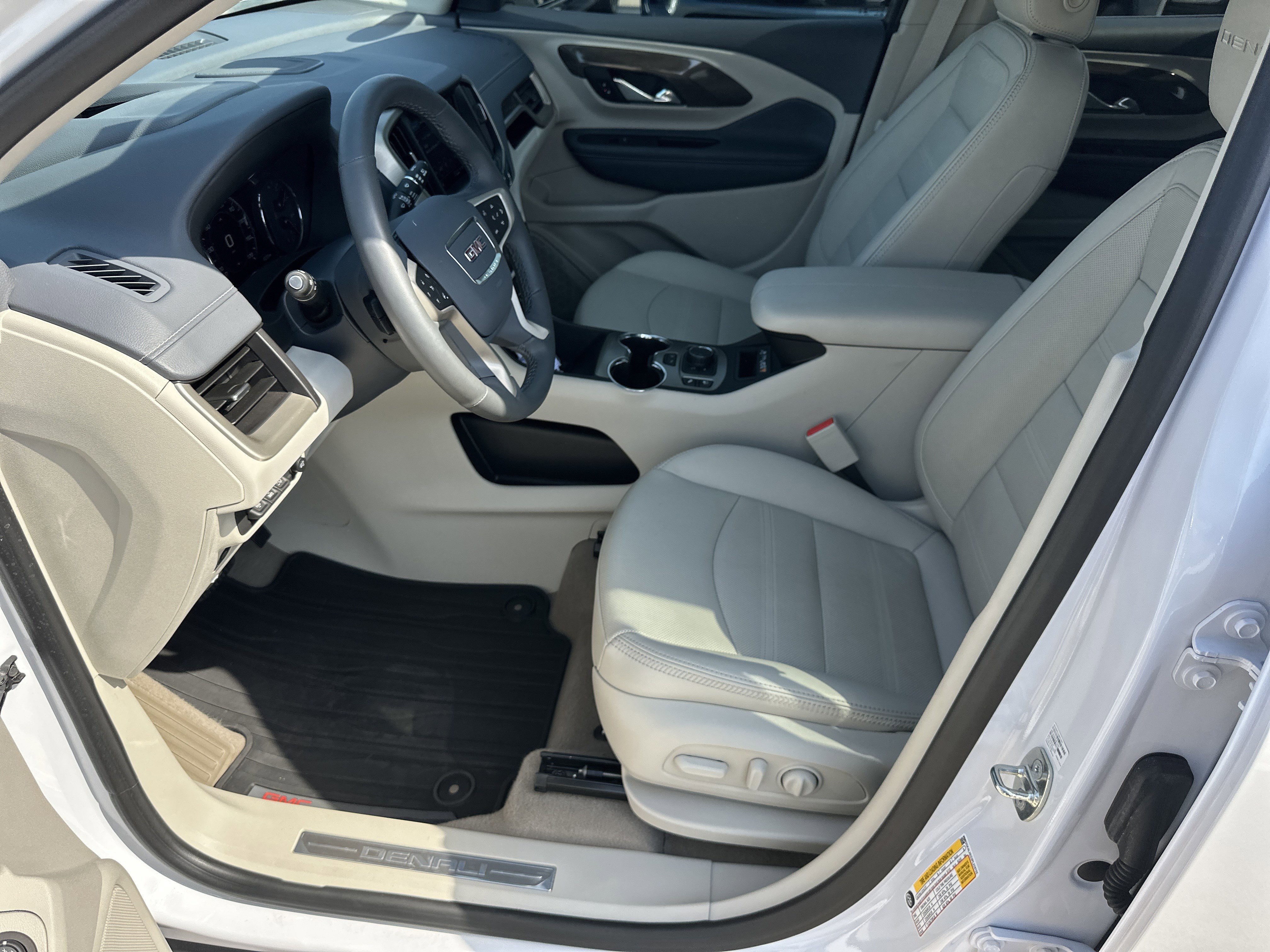 Used 2023 GMC Terrain Denali w/ Denali Premium Package AWD/4WD image 10