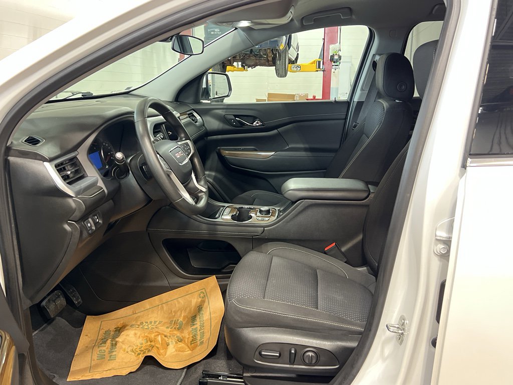 Used 2023 GMC Acadia SLE w/ Driver Convenience Package image 12