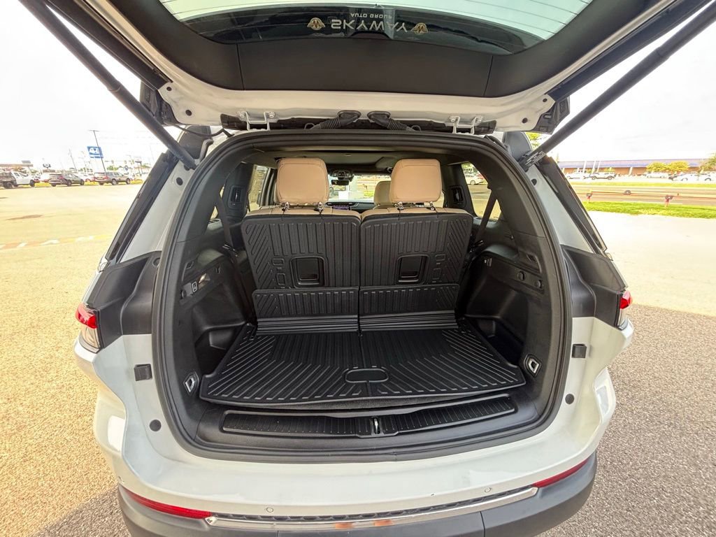 Used 2025 Jeep Grand Cherokee L Limited w/ Luxury Tech Group II image 11