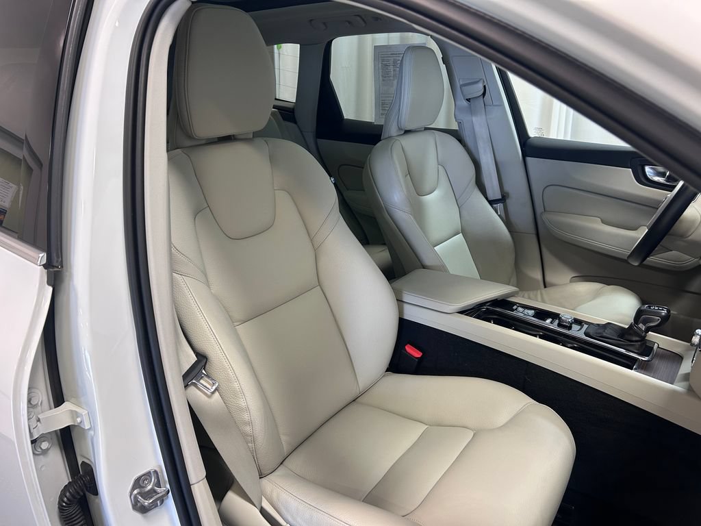 Used 2021 Volvo XC60 T5 Momentum w/ Climate Package FWD image 21