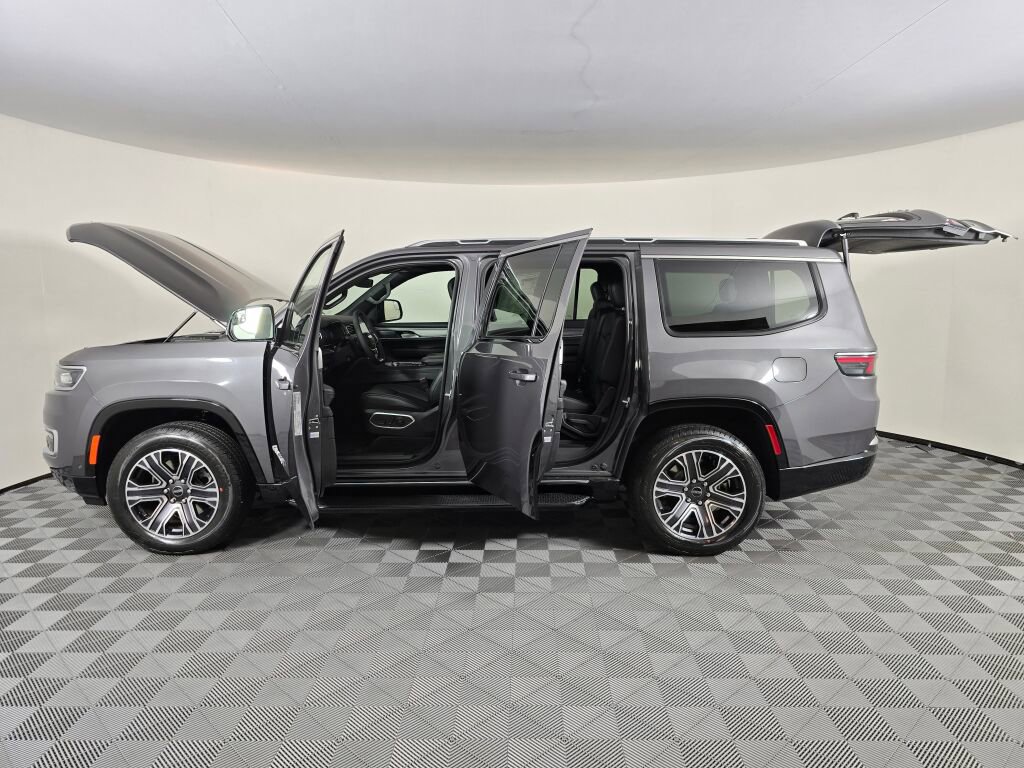 New 2025 Jeep Wagoneer 4WD w/ HD Trailer Tow Package image 15
