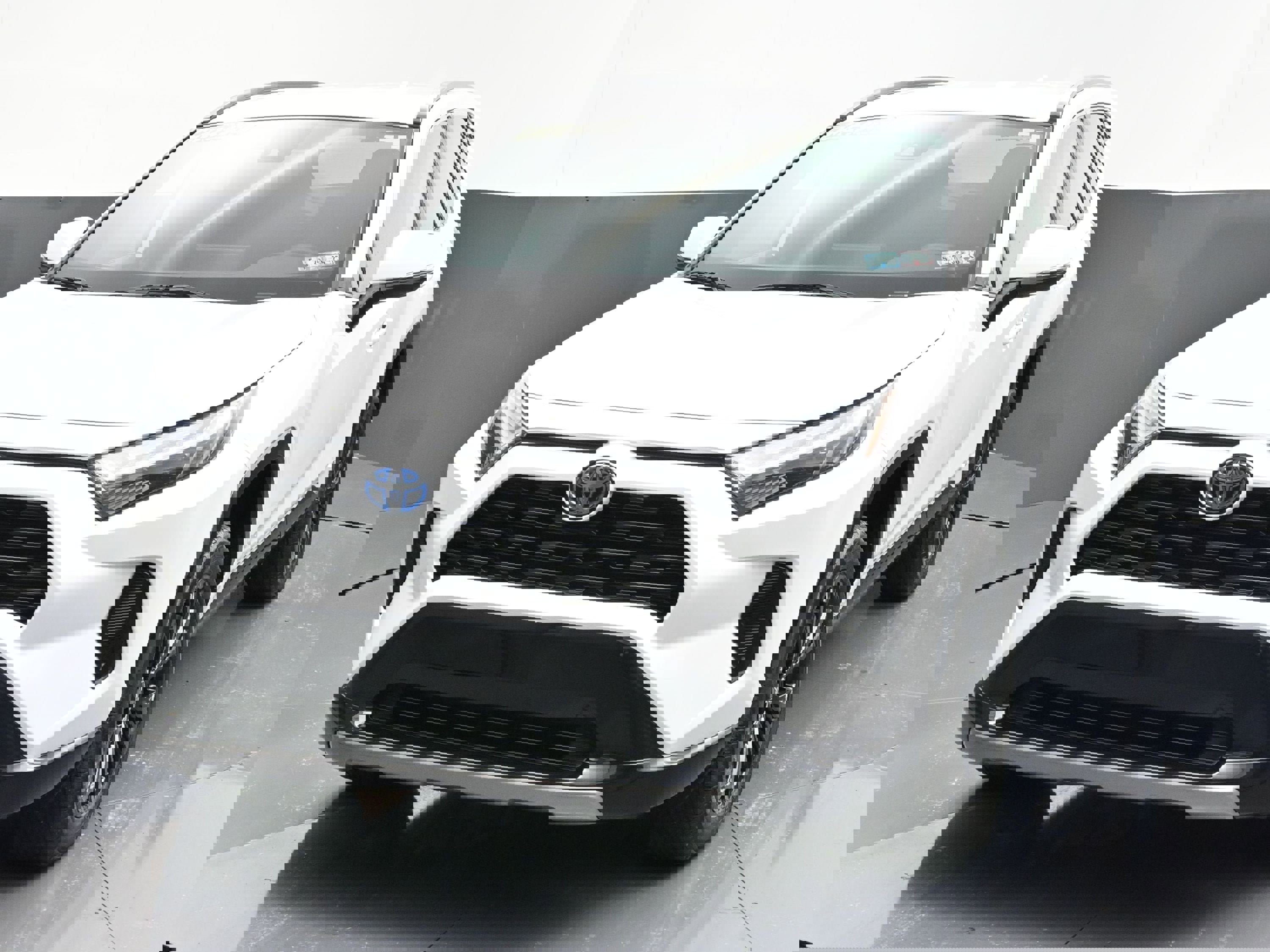 Used 2023 Toyota RAV4 SE image 3