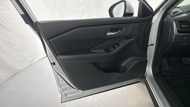 Certified 2025 Nissan Rogue SV image 19