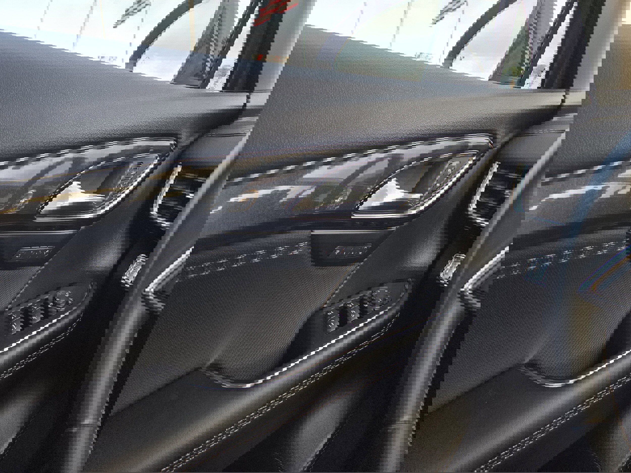 Used 2025 Buick Envision Preferred image 37