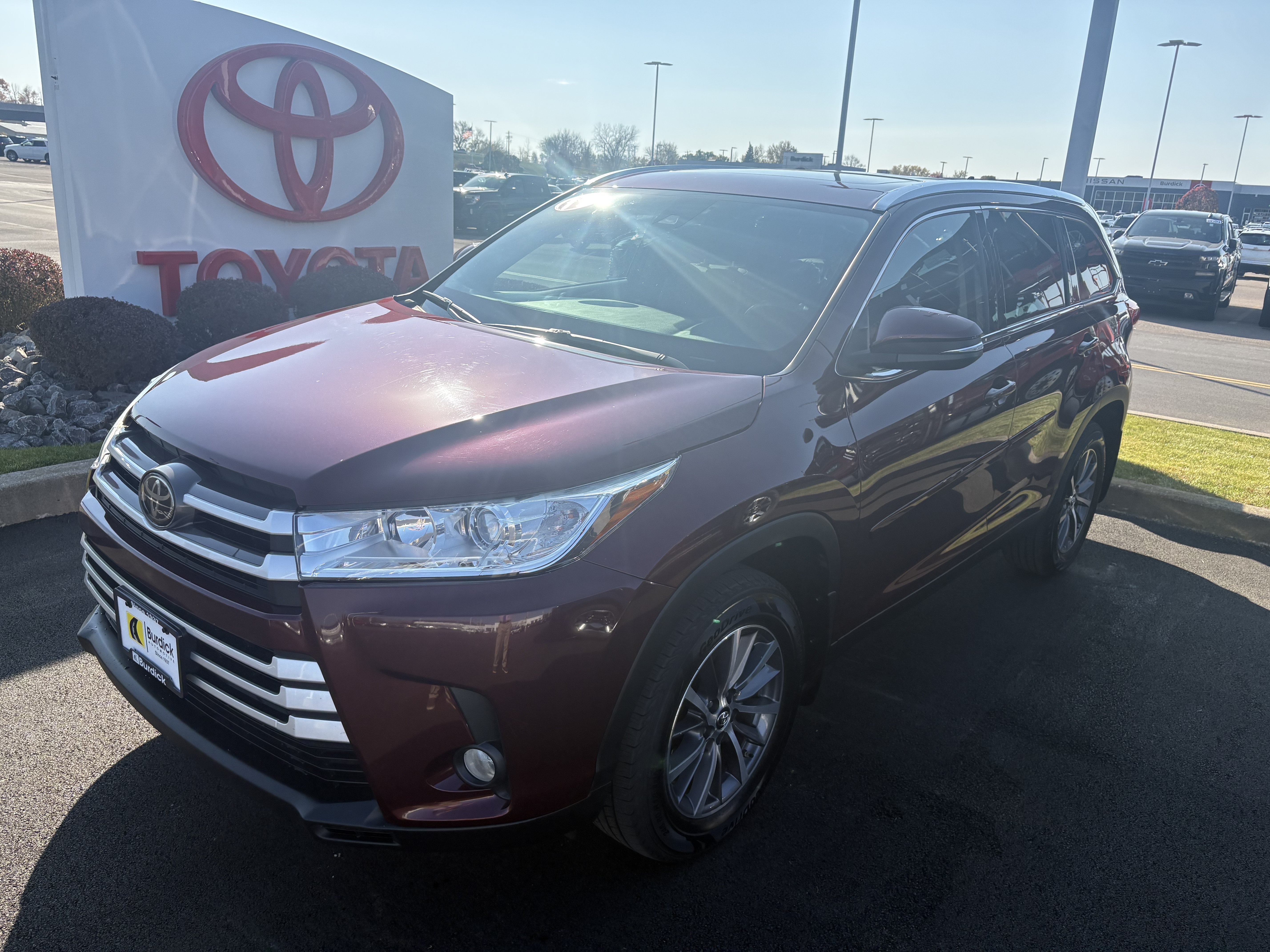 Used 2019 Toyota Highlander XLE AWD/4WD image 1