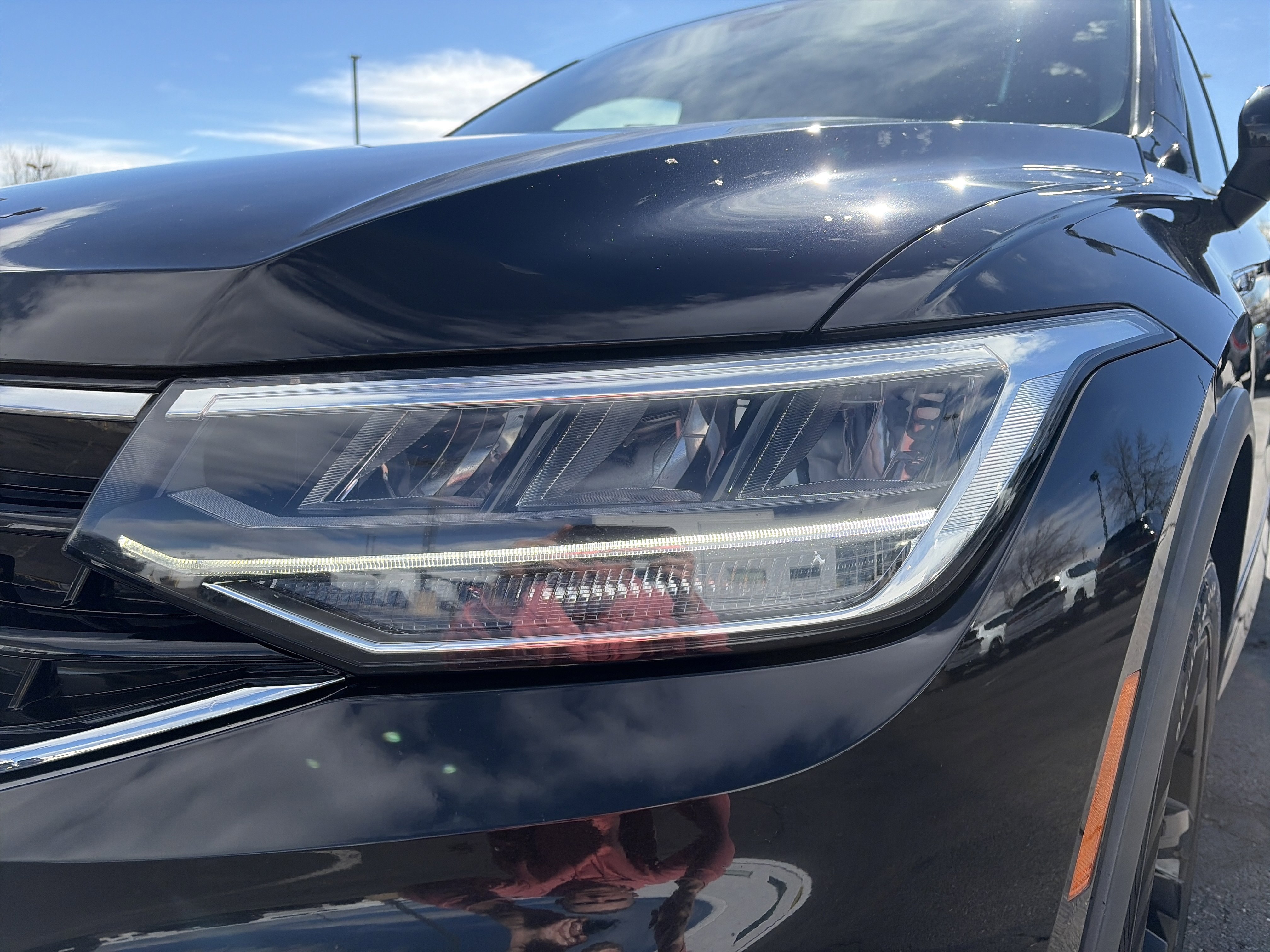 Certified 2023 Volkswagen Tiguan SE R-Line image 9