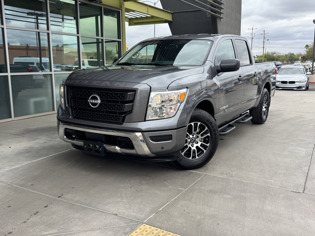 Used 2024 Nissan Titan SV w/ SV Convenience Package image 2