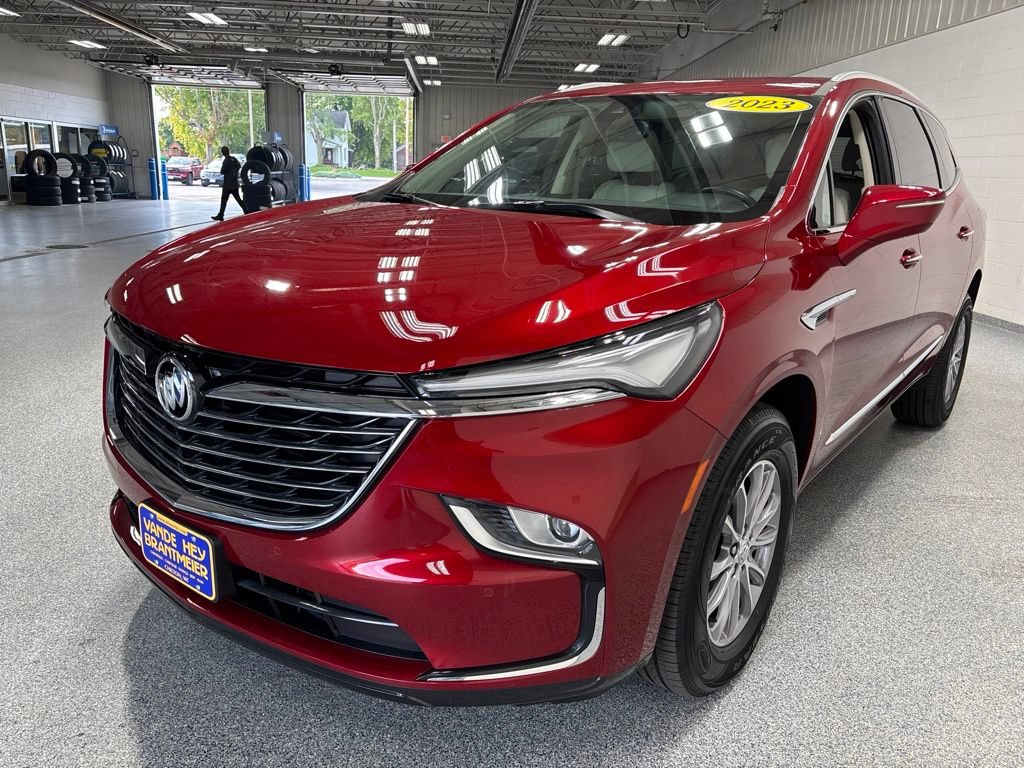 Used 2023 Buick Enclave Essence AWD/4WD image 3