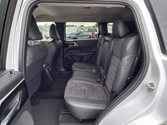 Used 2025 Mitsubishi Outlander SE FWD image 17