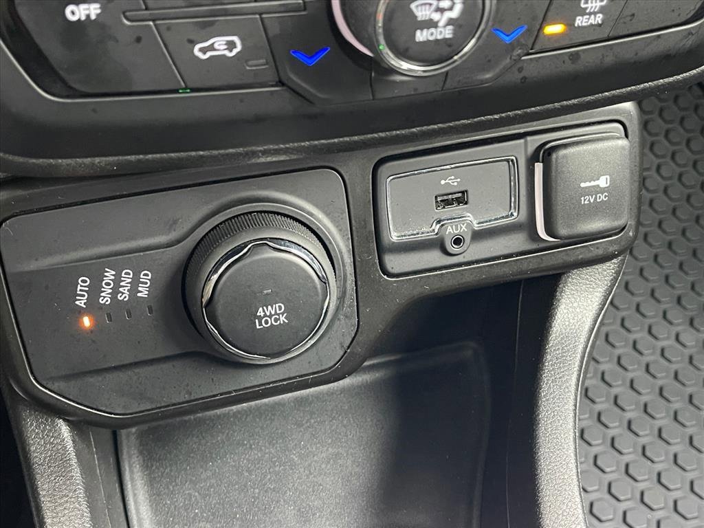 Used 2023 Jeep Renegade Latitude w/ Premium Group image 32