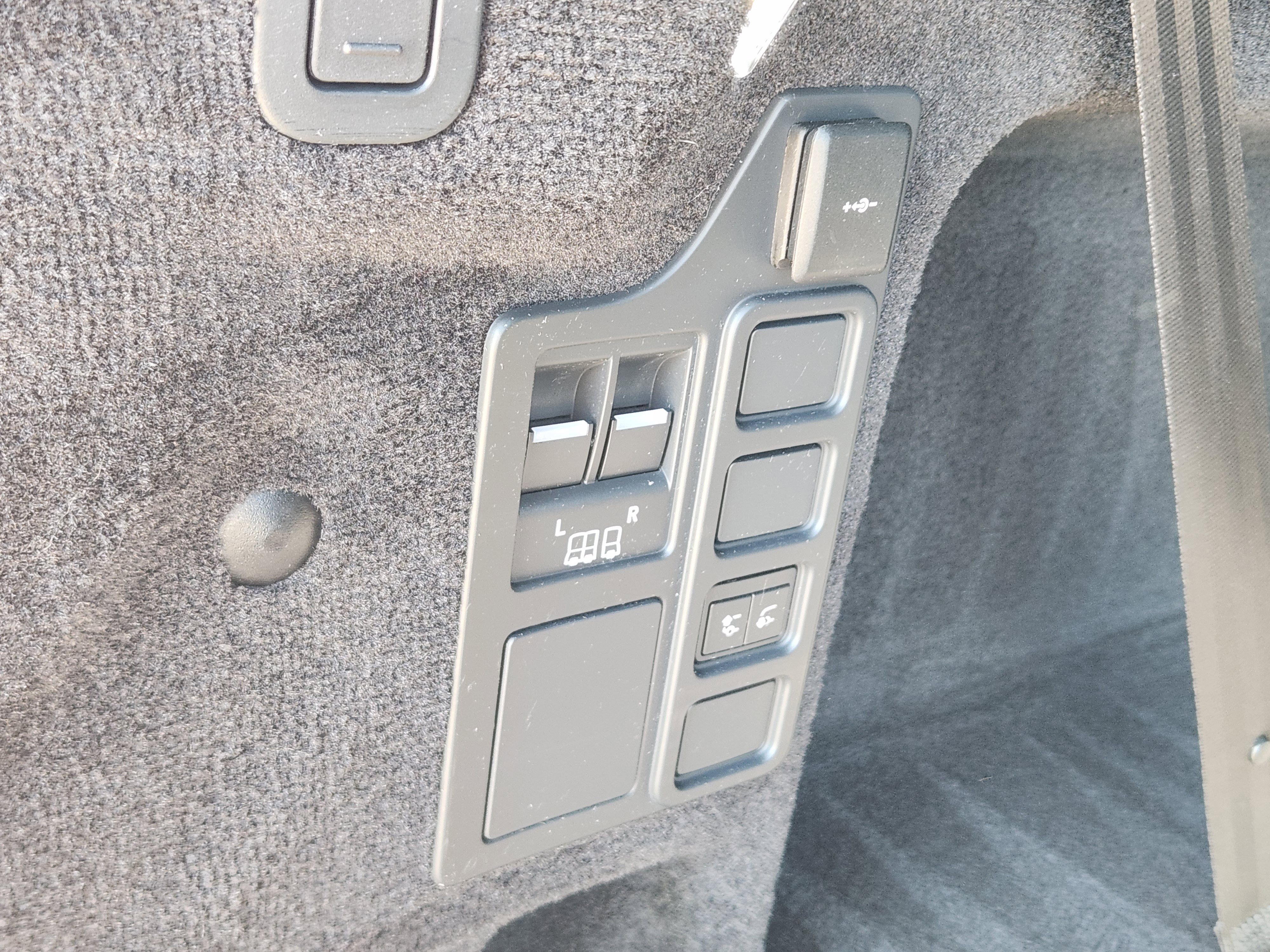 Certified 2024 Land Rover Discovery Dynamic SE image 37